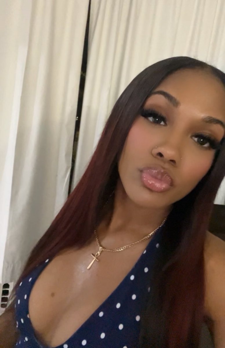 LadySB777's tweet photo. She pretty and petite , call her PP🎆🍾 https://t.co/RZAySSs3Z3