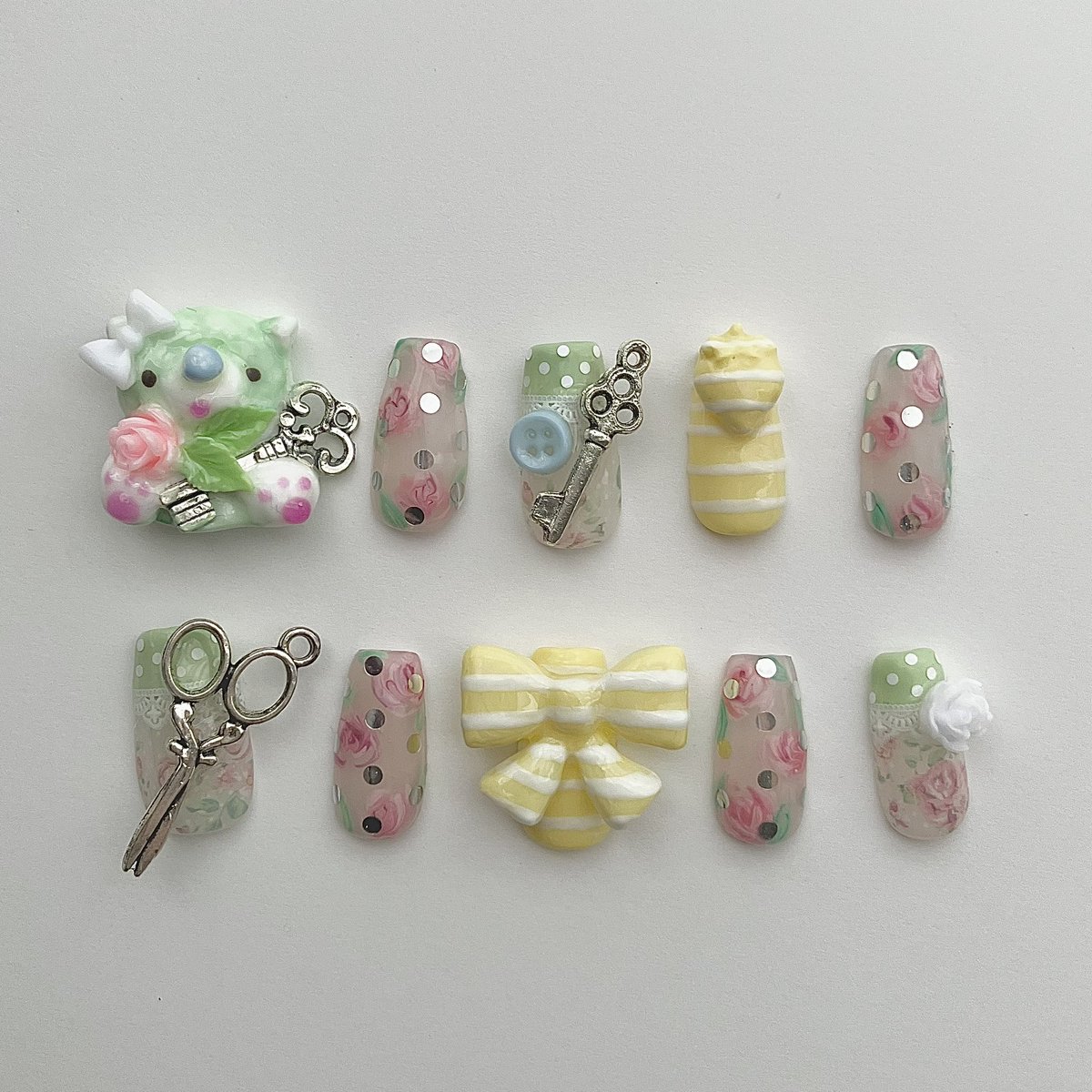 wo__omo's tweet photo. ネイルチップを作りました♩

鍵握りしめ生き物が愛しすぎるため
親指につけていっぱい写真に映り込んでほしいという願い◝✩ https://t.co/eINUpnhuOC