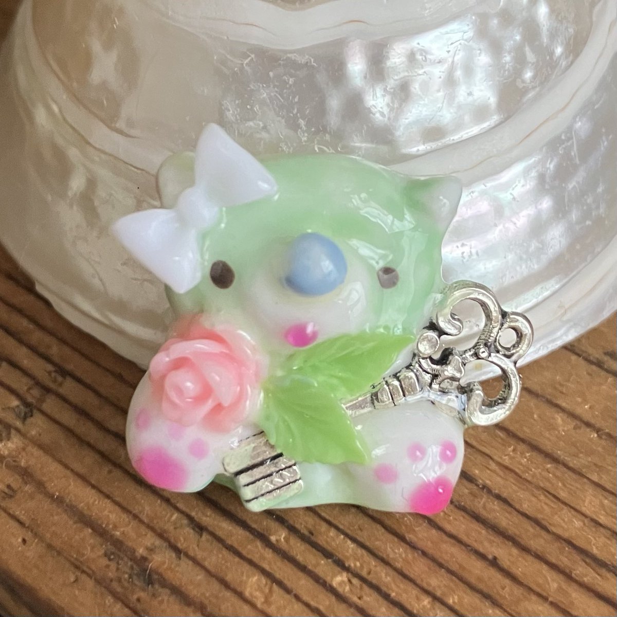 wo__omo's tweet photo. ネイルチップを作りました♩

鍵握りしめ生き物が愛しすぎるため
親指につけていっぱい写真に映り込んでほしいという願い◝✩ https://t.co/eINUpnhuOC