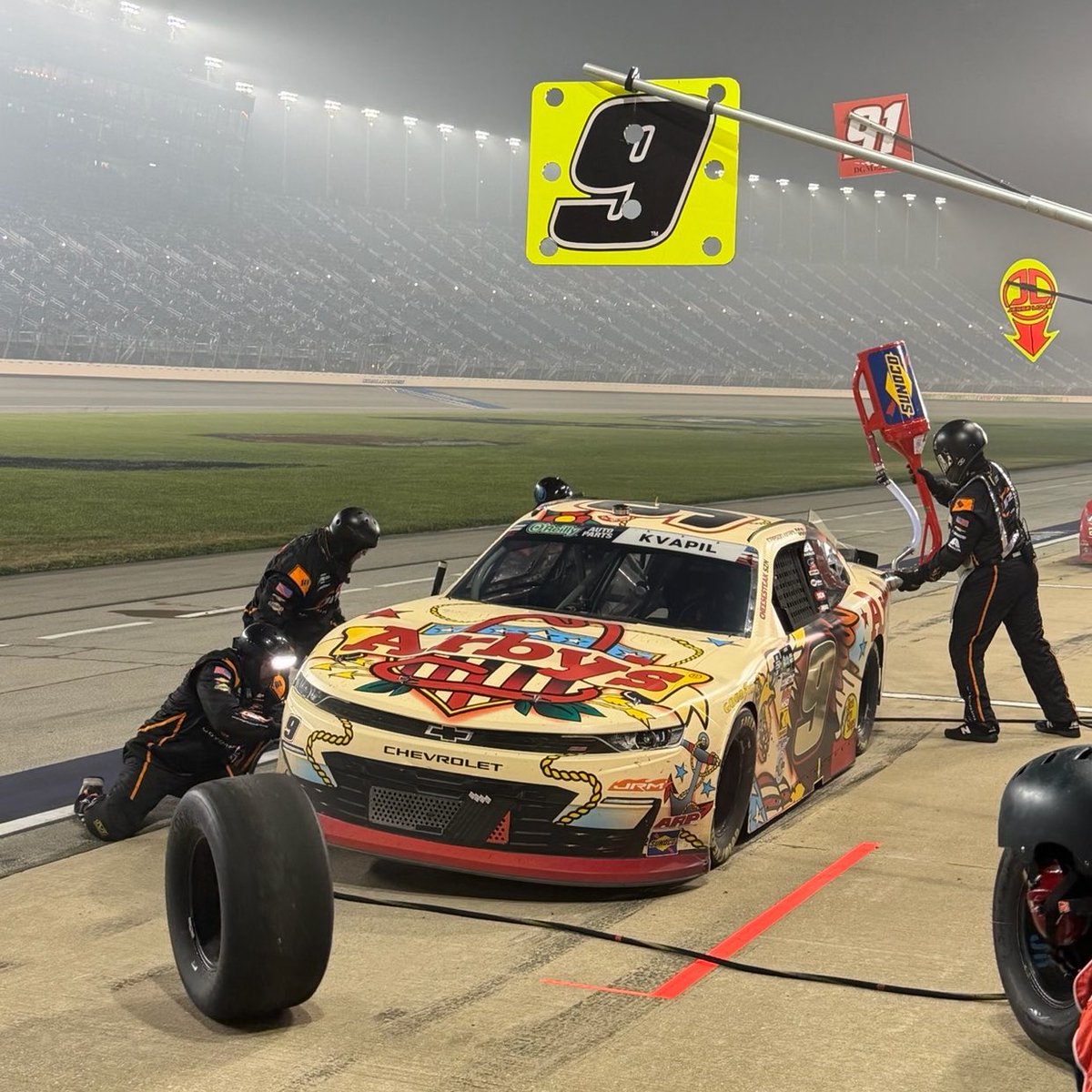 JRMotorsports's tweet photo. The 9 is looseeee. 

@Carson_Kvapil pits for trackbar and air pressure adjustments. https://t.co/C1lExzAhLn