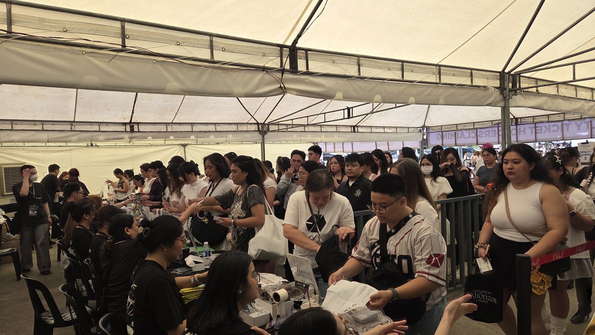 pulpliveworld's tweet photo. Hands up, EXO-L, if you're already here at SM Mall of Asia Arena! 👋🖤

Gates will open at 12:30PM for Royalty ticket holders. We'll see you inside! 💫

#EXO #엑소 #weareoneEXO #EXOPLANET #EXhOrizon #EXhOrizoninMANILA https://t.co/kyV6jnuGCm