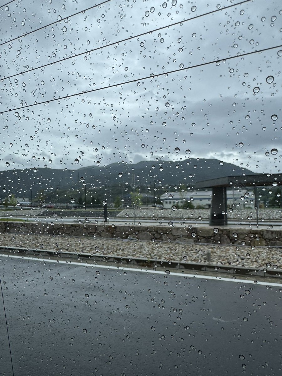 iizuka03's tweet photo. 福井到着！
角ちゃんがホテルに傘忘れたからちゃんと雨！！ https://t.co/2kdCfLiRZ0