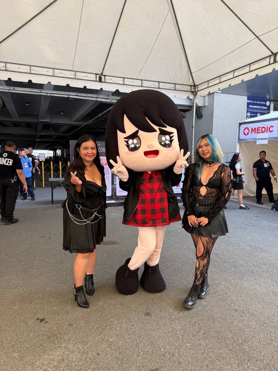 pulpliveworld's tweet photo. Hands up, EXO-L, if you're already here at SM Mall of Asia Arena! 👋🖤

Gates will open at 12:30PM for Royalty ticket holders. We'll see you inside! 💫

#EXO #엑소 #weareoneEXO #EXOPLANET #EXhOrizon #EXhOrizoninMANILA https://t.co/kyV6jnuGCm
