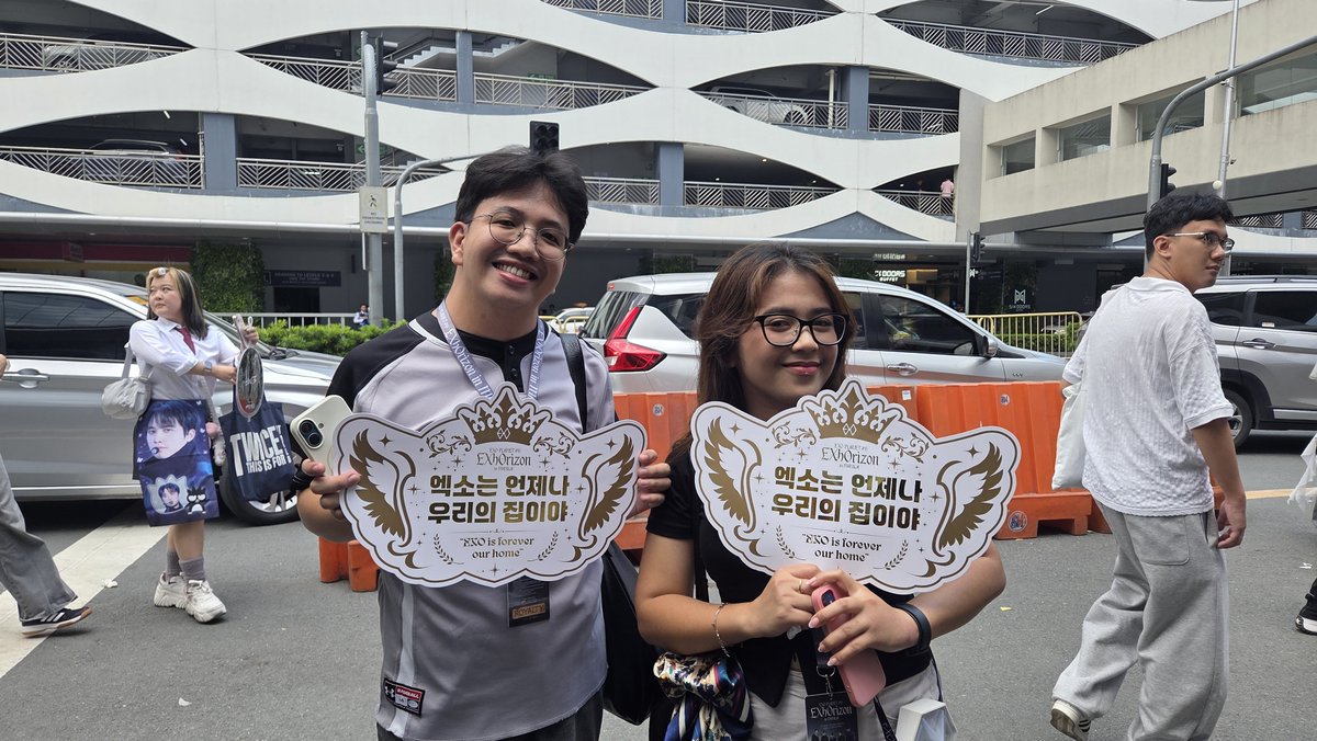 pulpliveworld's tweet photo. Hands up, EXO-L, if you're already here at SM Mall of Asia Arena! 👋🖤

Gates will open at 12:30PM for Royalty ticket holders. We'll see you inside! 💫

#EXO #엑소 #weareoneEXO #EXOPLANET #EXhOrizon #EXhOrizoninMANILA https://t.co/kyV6jnuGCm