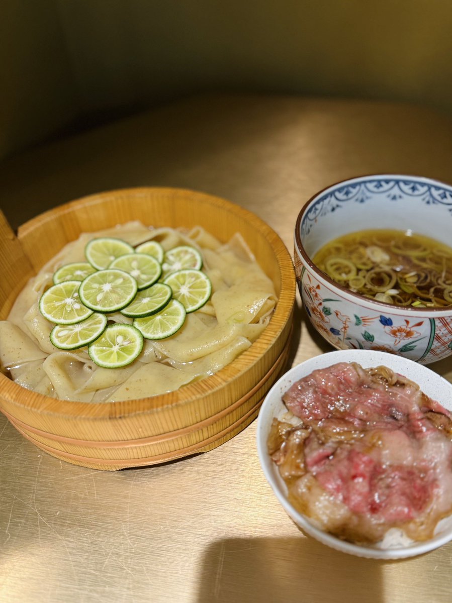 kaneda_0322's tweet photo. 徳島産すだちの爽やかさと鰹と昆布の旨み纏った
"すだち昆布水つけ麺"
数量限定となりますのでお求めの方は早めのご来店おすすめいたします！！
東京都千代田区丸の内2-7-2
JPタワー「KITTE丸の内」B1F（東京駅直結でアクセス抜群！）
【〇学業時間】
月～金| 11:00～22:00
土日祝 11:00～21:00 https://t.co/owfKvidviU