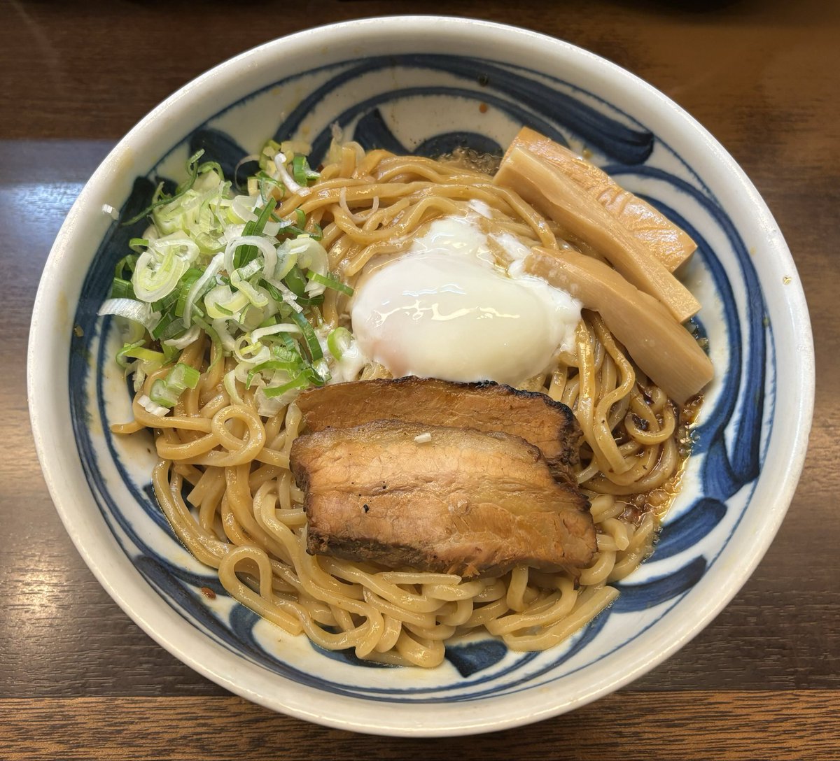 sawnochichi's tweet photo. ナカムラ荘
【油そば】

ホットミールが大変ヘルシーそうだったので、麺を求めて外界へ
斜向かいにプチ行列を作ってる黄色い看板の下へと
ピリ辛スープは温玉でまろやかに、中太麺はズバズバと体内に
隣に着席したジジィがクチャラーだった以外は満足ランチでしたね
ごちそうさまでした https://t.co/ZdGmV9pFvO