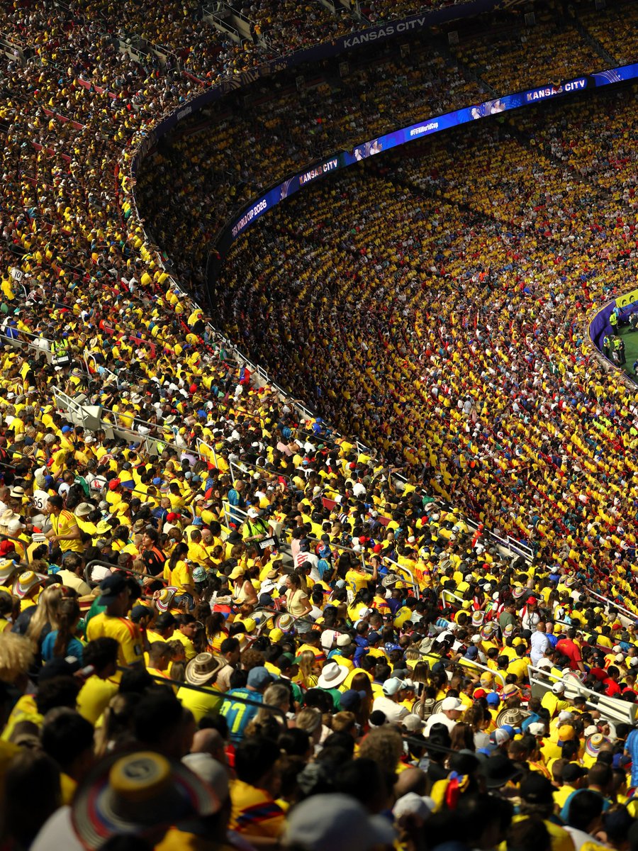 Mercado_Ingles's tweet photo. 🚨🇨🇴 Zlatan Ibrahimovic sobre Colombia: 

"Van a ser una amenaza para cualquier equipo porque juegan con total confianza. Además, ¿viste a los fans hoy? Colombia juega de local, están también cómodos con el clima. Juegan en casa." https://t.co/0memDl3gWE