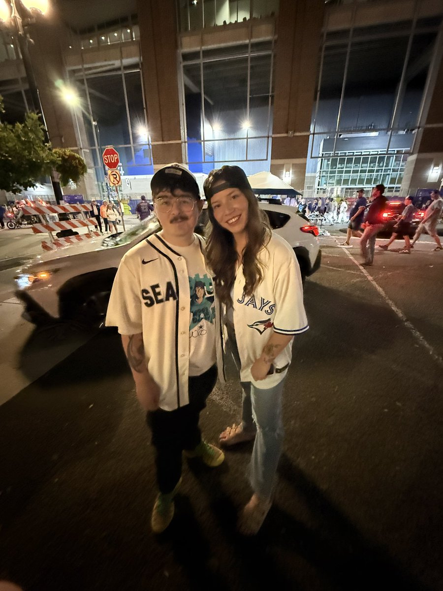 genbates69's tweet photo. Random drunk blue jays fan came up to me after the game last night and asked to get a picture with me https://t.co/nk4LAgKRdO