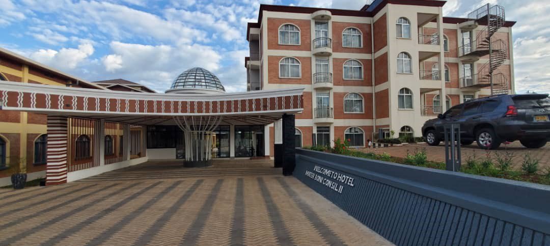 oswaki's tweet photo. Ya hotel y'i Huye yacumbitsemo abakinnyi bitabiriye CHAN 2016 noneho isigaye ifite na swimming pool 

Yitwa Hotel Mater Boni Consilii. Ni iy'Ababikira b'Abizeramariya.

📸 🎥 @A_sebutege https://t.co/JK19ZDWldc