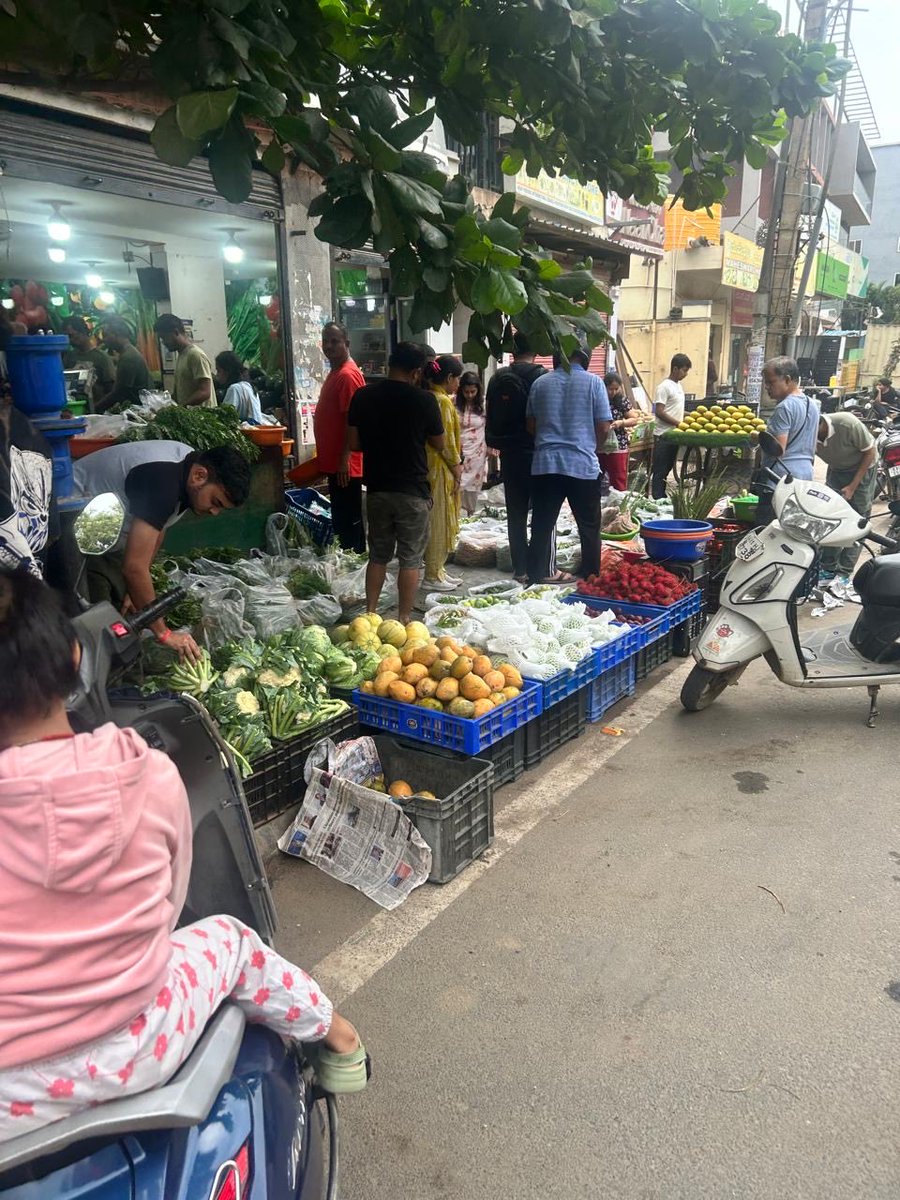 mnkumarz's tweet photo. @krishnabgowda @GBAChiefComm @krishnabgowda @GbaEastCity7056  yesterday the drive took place on Panathur main road.. most vendors took them away during the process and now are back.. looks like there needs to be regular vigilance on all these places https://t.co/2xLO9ktnJI https://t.co/pYjMvU32Lx