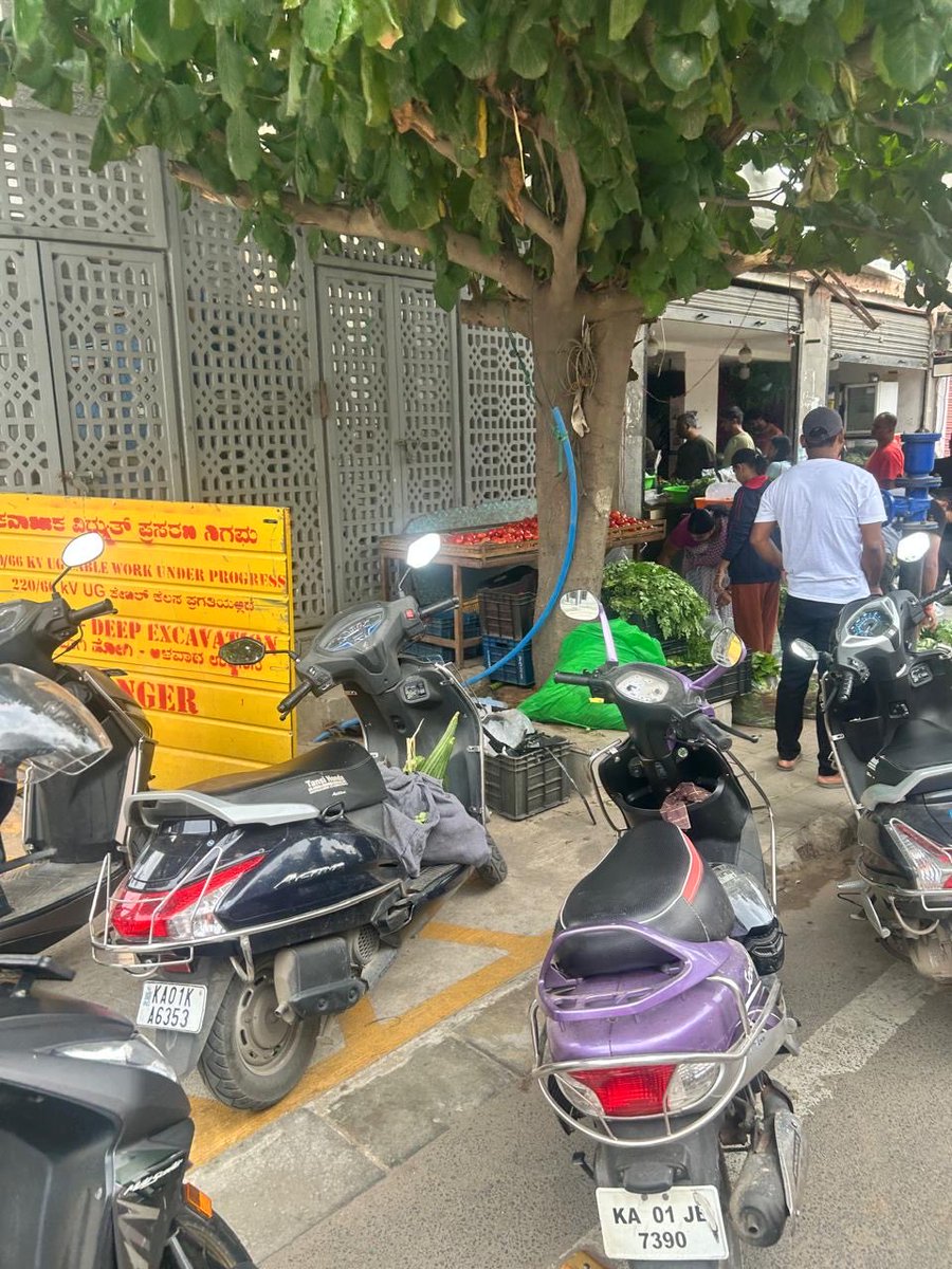 mnkumarz's tweet photo. @krishnabgowda @GBAChiefComm @krishnabgowda @GbaEastCity7056  yesterday the drive took place on Panathur main road.. most vendors took them away during the process and now are back.. looks like there needs to be regular vigilance on all these places https://t.co/2xLO9ktnJI https://t.co/pYjMvU32Lx