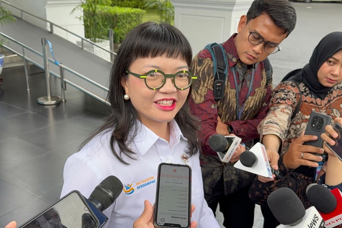 LambeSahamjja's tweet photo. alasan Prof. Stella Christie ikut bergabung ke kabinet Prabowo:
- Prabowo sangat mau mendengarkan 
- Ia kaget karena tidak menyangka calon presiden terpilih semau itu mendengarkan masukan ilmiah.
- Melihat keseriusan Prabowo soal sains & teknologi
- Stella merasa Prabowo betul-betul ingin merealisasikan visinya memajukan Indonesia lewat sains dan teknologi, bukan sekadar formalitas.
- Cita-cita lama untuk berkontribusi ke Indonesia 
- Kesempatan langka yang tak terulang
- ia mengakui hidupnya di luar negeri sudah sangat nyaman, 
- tapi menganggap tawaran Prabowo sebagai "kehormatan besar" 
- dan kesempatan yang tidak semua orang bisa dapatkan, sehingga ia rela melepas posisinya di luar negeri.