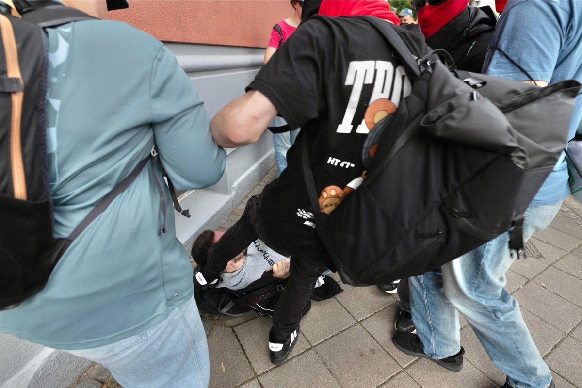 unblogd's tweet photo. Das 'Zentrum für Politische Schönheit' wollte anhand des Shirts einen der Angreifer gegen einen Journalisten von Apollo News der rechtsextremen Szene zuordnen. Also wäre fast das passiert, wovor die table-Briefing Journalistin vorgestern gewarnt hat – ein Angriff unter falscher Flagge.

Gestern wurde aber schon recherchiert: Das Shirt ist von FSBN, also keine rechtsextreme Szenemarke, sondern New Yorker. Deswegen hat das ZPS den Post auch wieder gelöscht.

Sie versuchen es mit allen Mitteln die schlechten Bilder aus den eigenen Reihen zu unterdrücken: Entweder komplett ignorieren oder ablenken. Blöd für sie, dass das direkt aufgeflogen ist.