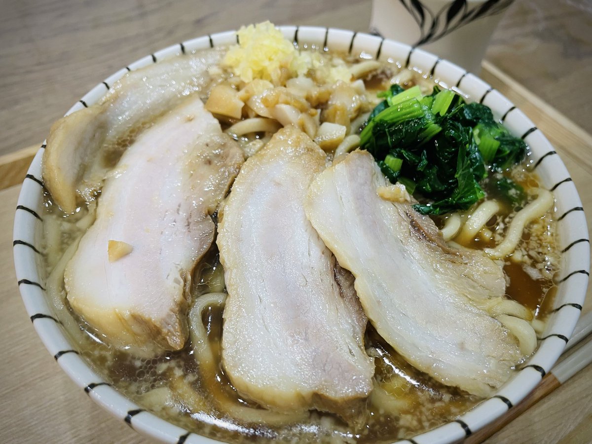 mztt28's tweet photo. 自作ラーメン

今回も豚バラブロックが安かったので、焼豚の煮汁とカエシを使って自作ラーメン🍜
煮汁にくず野菜と濃厚鶏白湯スープの素を入れると甘めのスープに😌
美味しかった！

#自作らーめん #中華そば #自家製焼豚 https://t.co/smHpj006pH