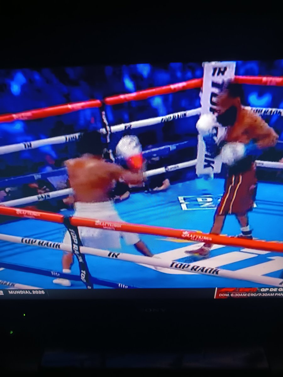ramonrppbobina's tweet photo. #ESPNKnockOut @mariale_esp @ChavaESPN Mason esta siendo un campeón actuando como un retador. Me parece que Bell buscó una pelea que le podría salir muy caro. Demasiada la diferencia de edades. Ojalá que Mason controle la adrenalina. https://t.co/KOSePdTaUK
