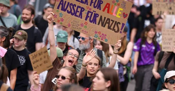StanleyEpstein's tweet photo. #Erfurt erupts as #AfD meets, blocking roads while the right-wing party leads polls anyway. Mainstream fear won't stop them taking state power in September. #GermanyProtests #Politics https://t.co/CPOvMkqR2U