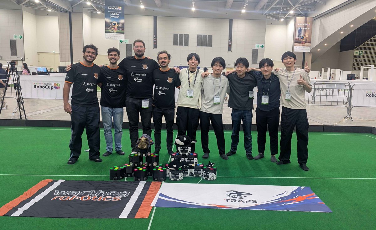 TRAPS_RoboCup's tweet photo. 決勝戦は6-0でTRAPSの勝利！！！
優勝しました！！！！！
#traps_ssl
#RoboCup https://t.co/4igiXiN0M9