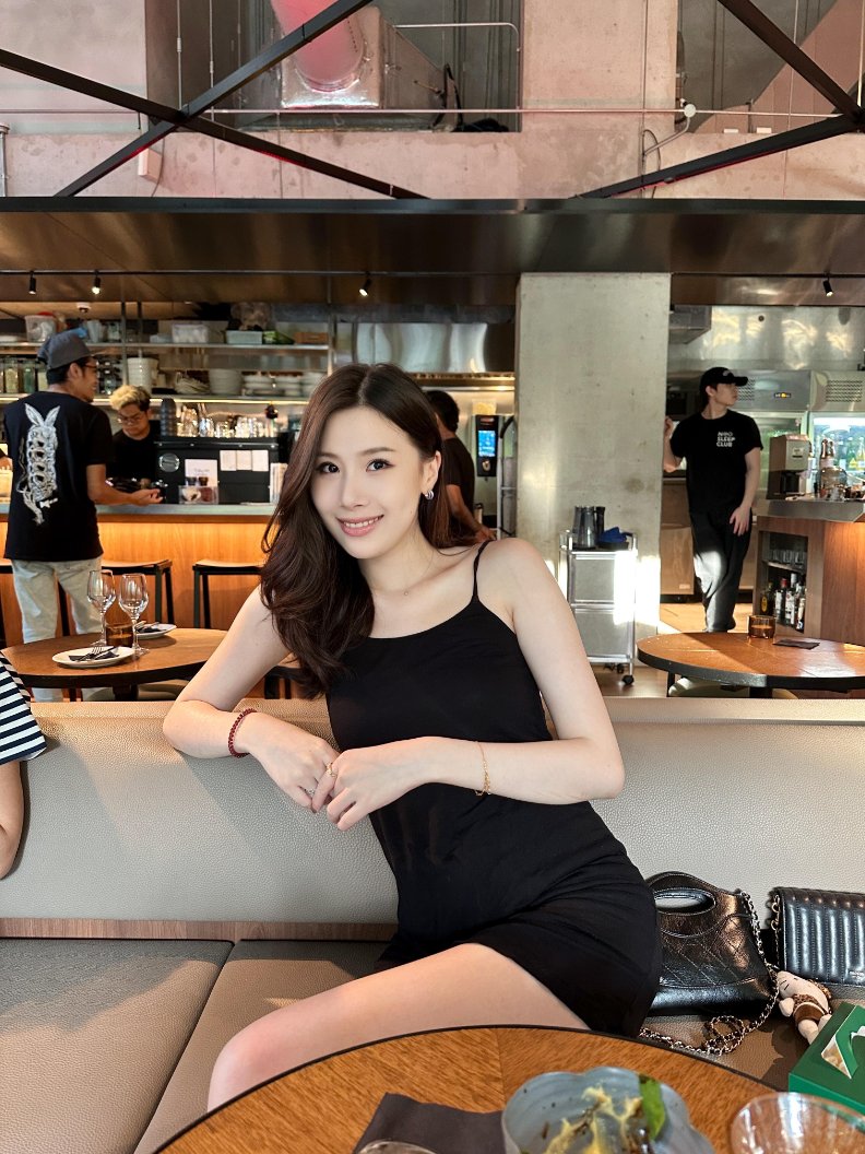 Miaee00's tweet photo. 오늘 시멘트 벽이랑 따뜻한 조명이 있는 곳에 갔음🖤
블랙 민소매 입고 웨이브 머리 살짝 내려놓고... 그냥 편하게 앉아 있었는데도 분위기가 좋았어ㅋㅋㅋ
굳이 포즈 안 잡아도 빛이 예쁘게 들어와서 사진이 잘 나왔어 https://t.co/WqjPtyUmYS