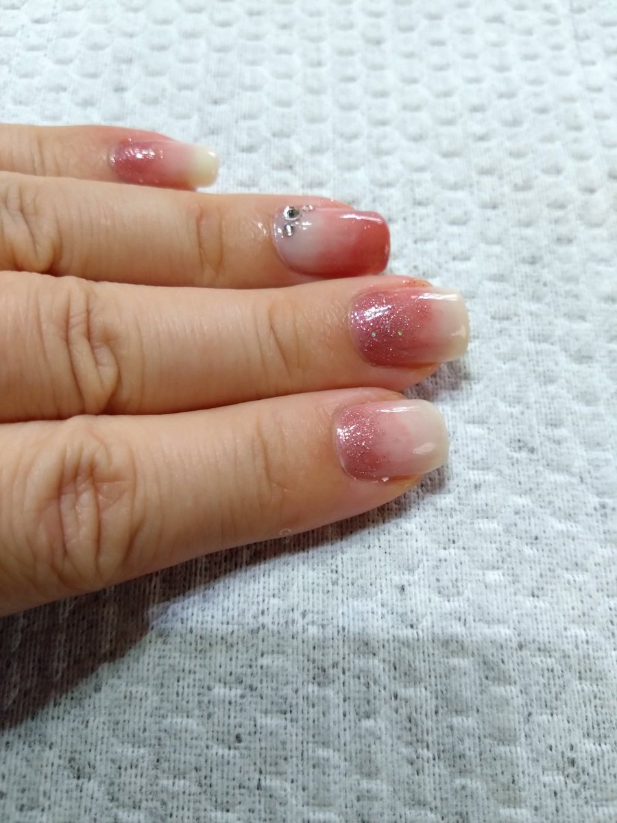 taro619's tweet photo. ネイル日記。ベース：ジーニッシュ02
ポリッシュ：キャンメ ファンデカラーズ01、N29、N25
トップ：キャンメのジェルトップとセシェヴィート。

やっぱグラデは難しいわ(汗)あとトップの縮み防止にまずキャンメのジェルトップ塗ったら乾きが甘くて久々に布団の跡ついた(苦笑)やっぱセシェがいいわ！ https://t.co/qj3lqUiknU