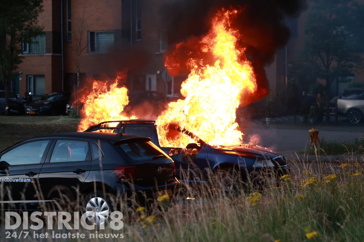 Auto in brand op Vrijheidslaan in Delft