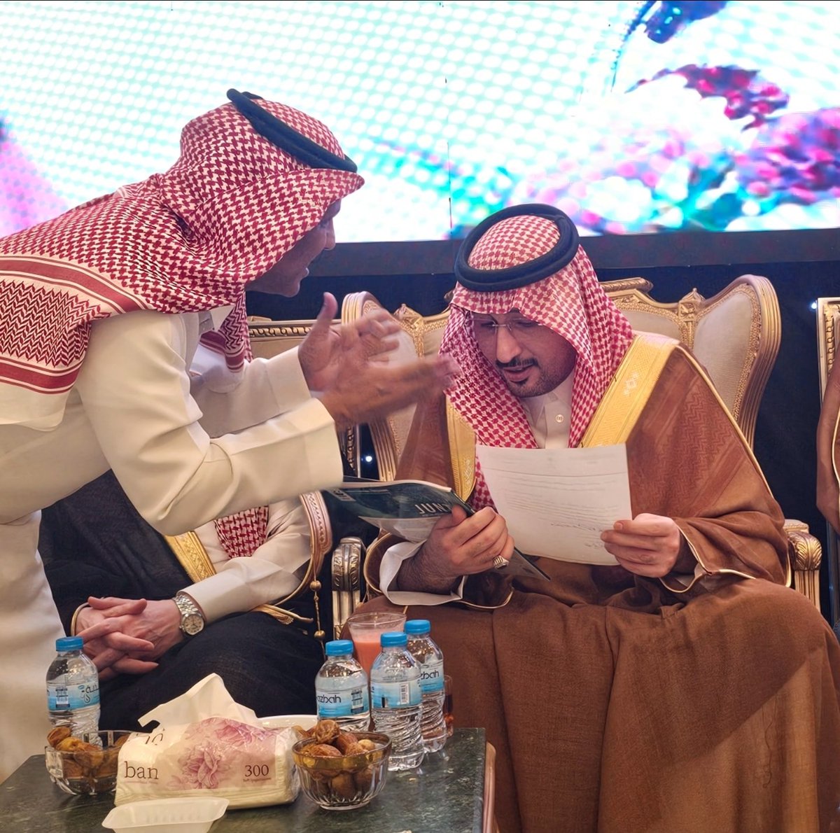 AL_ropeqi's tweet photo. تشرفتُ مساء البارحة بتسليم الرئيس الفخري للصحيفة صاحب السمو الملكي الأمير: عبدالإله بن عبدالرحمن بن ناصر بن عبدالعزيز آل سعود نسخة من مجلة " موندو انتر ناسيونال" مهداه لسموه  من سفير خادم الحرمين الشريفين بدولة المكسيك بمناسبة مبرور "٧٠" عاما على نشأة العلاقات الدوبلوماسية بين المملكة والمكسيك،وخطاب شكر لسموه الكريم،والتي سبق أن وصلتنا من الزميل الأستاذ: عبدالرحمن الحمد  رئيس القسم الإعلامي بسفارة المملكة لدى المكسيك.