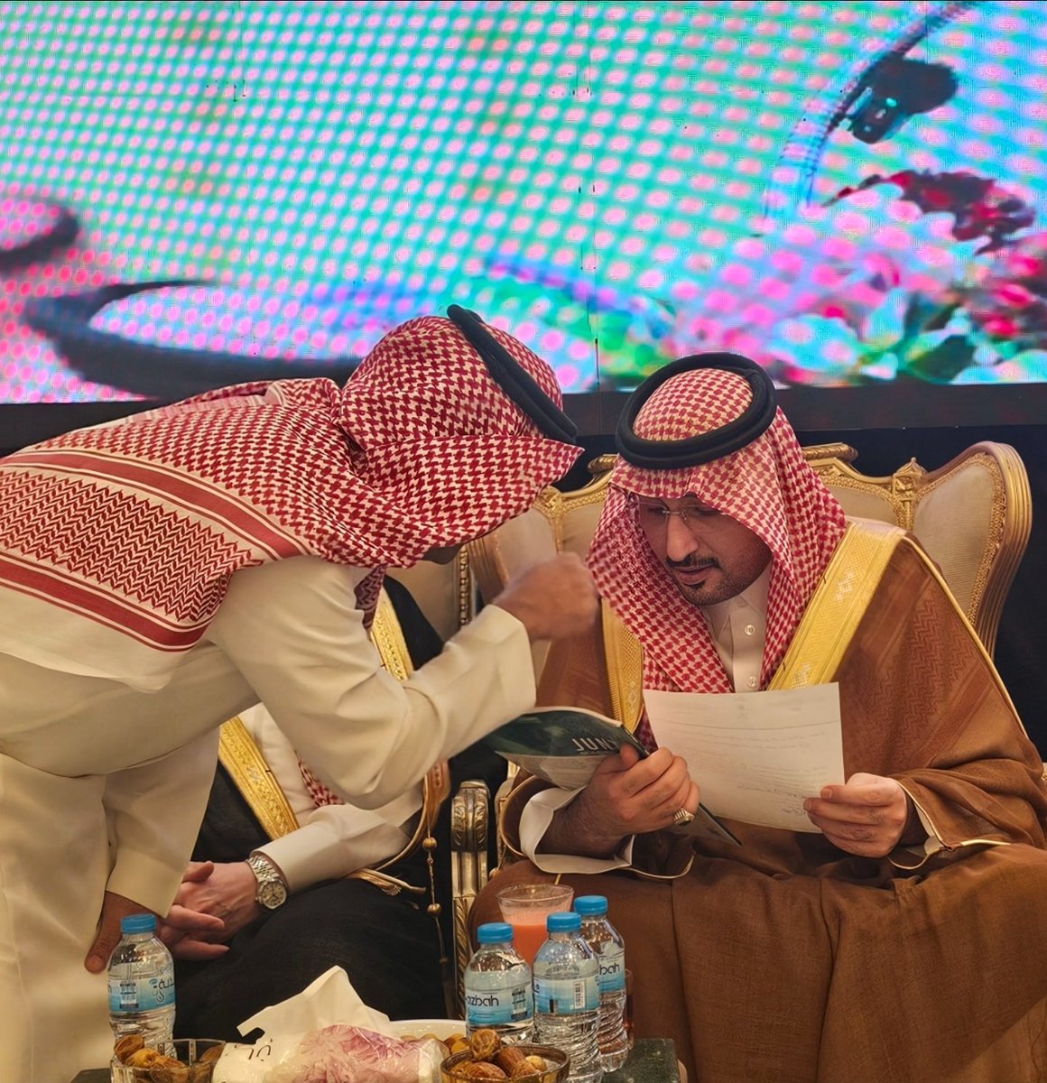 AL_ropeqi's tweet photo. تشرفتُ مساء البارحة بتسليم الرئيس الفخري للصحيفة صاحب السمو الملكي الأمير: عبدالإله بن عبدالرحمن بن ناصر بن عبدالعزيز آل سعود نسخة من مجلة " موندو انتر ناسيونال" مهداه لسموه  من سفير خادم الحرمين الشريفين بدولة المكسيك بمناسبة مبرور "٧٠" عاما على نشأة العلاقات الدوبلوماسية بين المملكة والمكسيك،وخطاب شكر لسموه الكريم،والتي سبق أن وصلتنا من الزميل الأستاذ: عبدالرحمن الحمد  رئيس القسم الإعلامي بسفارة المملكة لدى المكسيك.