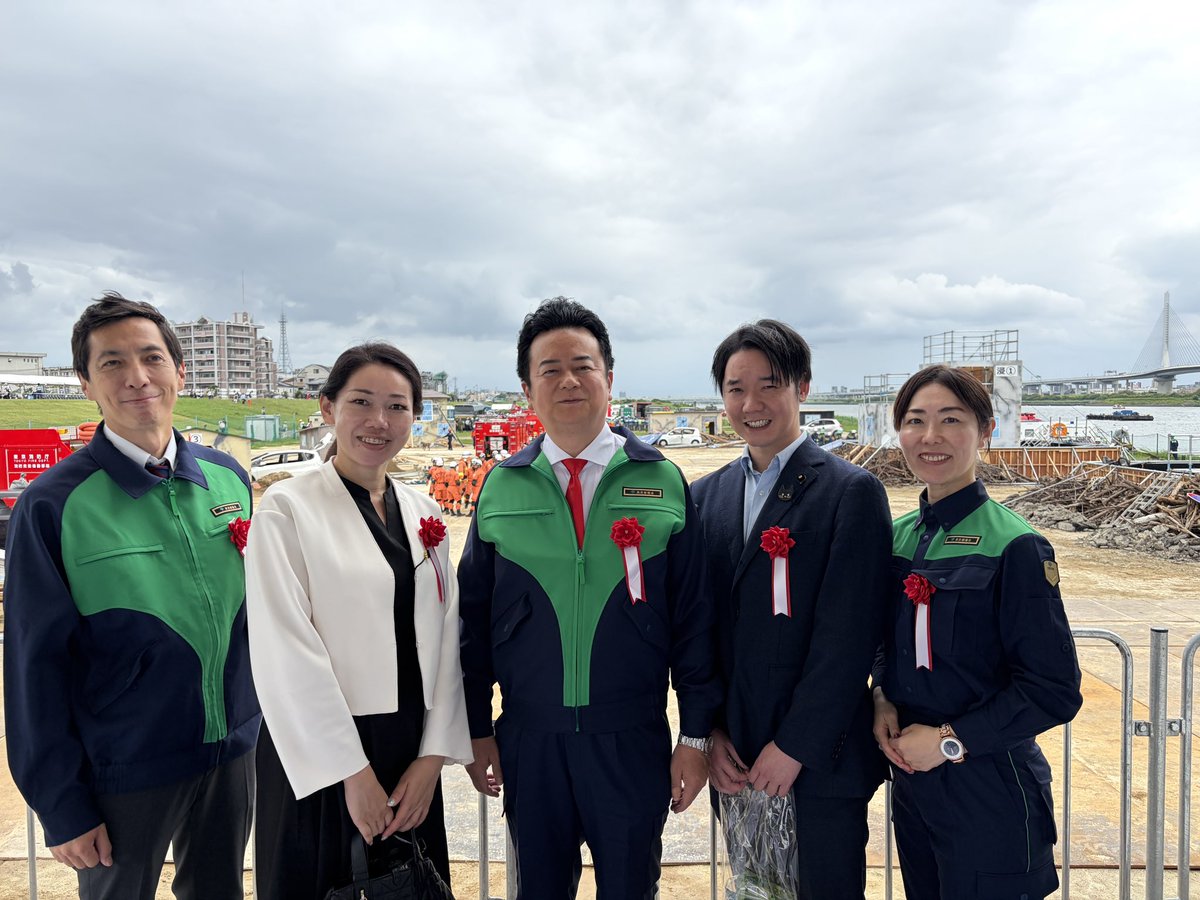 makikotchuo's tweet photo. 東京都･江戸川区合同総合防災訓練
大規模風水害を想定した、救出救助訓練を拝見しました。消防、自衛隊、DMATをはじめとしたプロフェッショナルの連携と、ドローンなど防災DXの取り組みを拝見しました。

雨が上がり、多くのみなさまが来場されています。関係のみなさま、おつかれさまでした。

都民ファーストの会
東京都議会議員