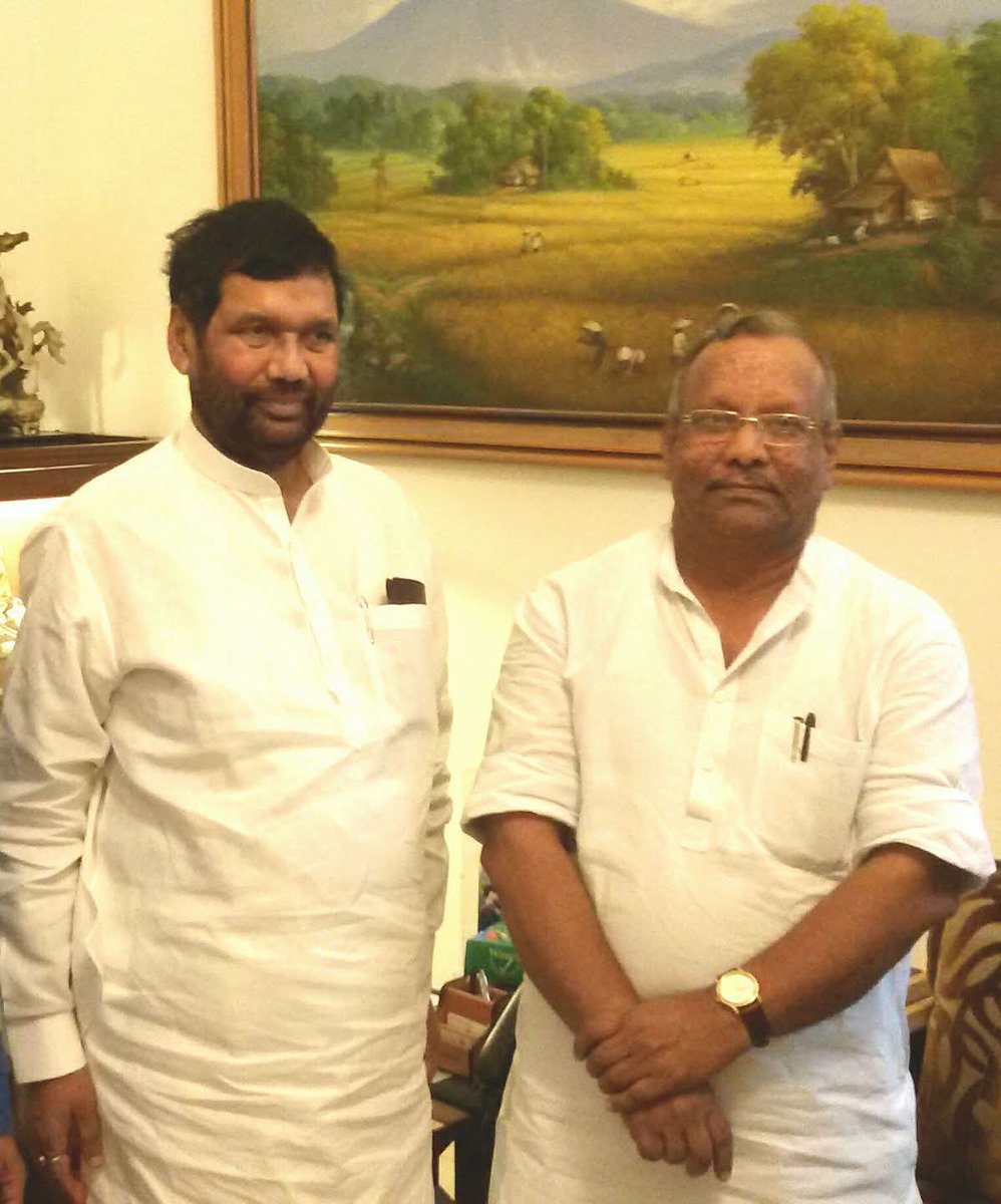 tarkishorepd's tweet photo. बिहार राजनीति के पुरोधा, वंचितों व शोषितों के मसीहा, पूर्व केंद्रीय मंत्री श्रद्धेय राम विलास पासवान जी की जयंती पर उन्हें विनम्र श्रद्धांजलि एवं कोटि-कोटि नमन।

​समाज के पिछड़े और वंचित तबकों के उत्थान के लिए उनके द्वारा किए गए युगांतकारी कार्य सदैव अविस्मरणीय रहेंगे। उनका जन-कल्याणकारी दृष्टिकोण और वंचितों के प्रति समर्पण हम सभी के लिए सदैव प्रेरणास्रोत रहेगा।

​#RamVilasPaswan #तारकिशोर_प्रसाद #TarkishorePrasad #BiharPolitics #श्रद्धांजलि @iChiragPaswan @LJP4India