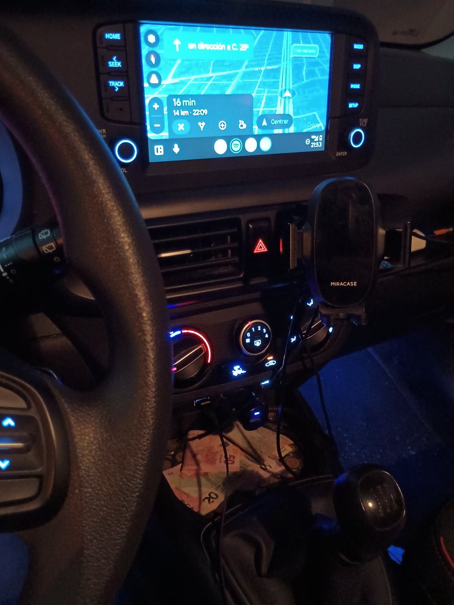 Maax2302_'s tweet photo. @giaantv Corrijo ya salí a seguir trabajando y en ese porta teléfonos te dejo de fondo xD https://t.co/q59KruhNAy