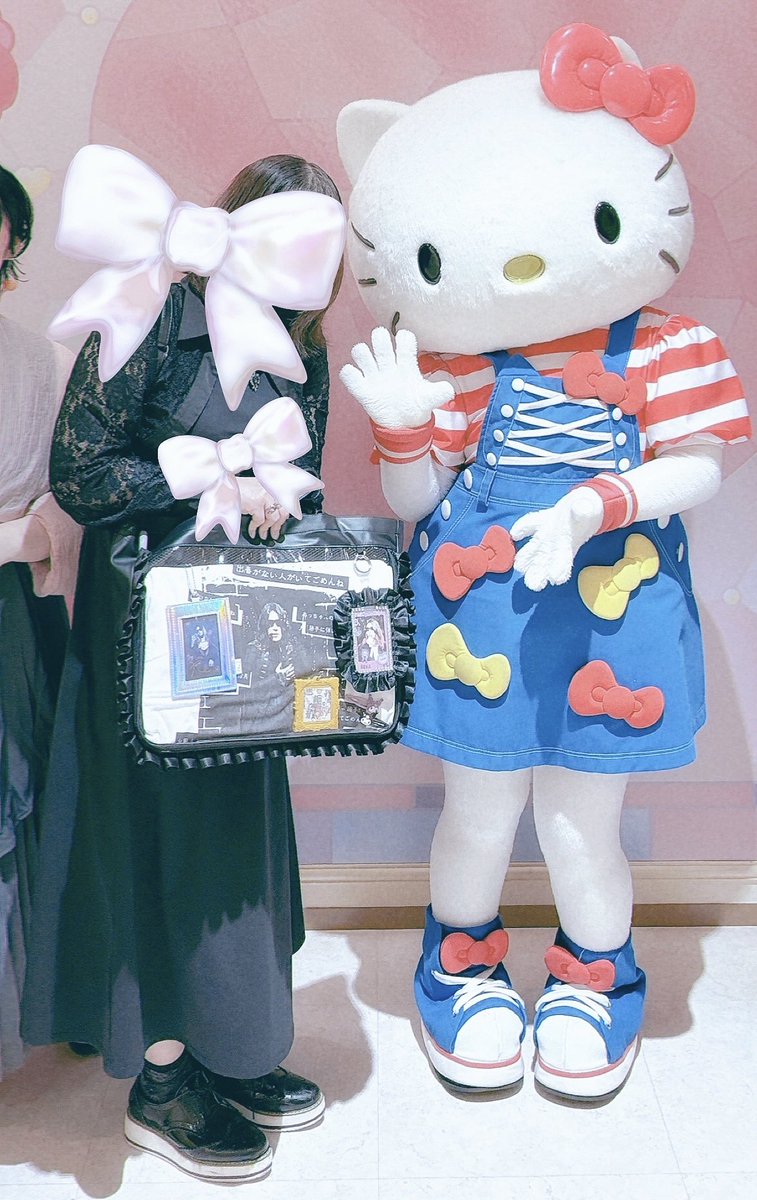 amamiyaBBB's tweet photo. キティ氏にRevoをお見せしたら構ってくれた　ありがとうございました https://t.co/pdTqKH3eOP