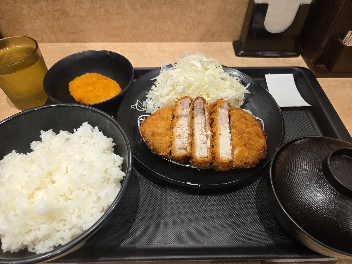 osamu_ran's tweet photo. 引っ越し先のとこ、マジ飯には困らん https://t.co/a4zSMAbBUW