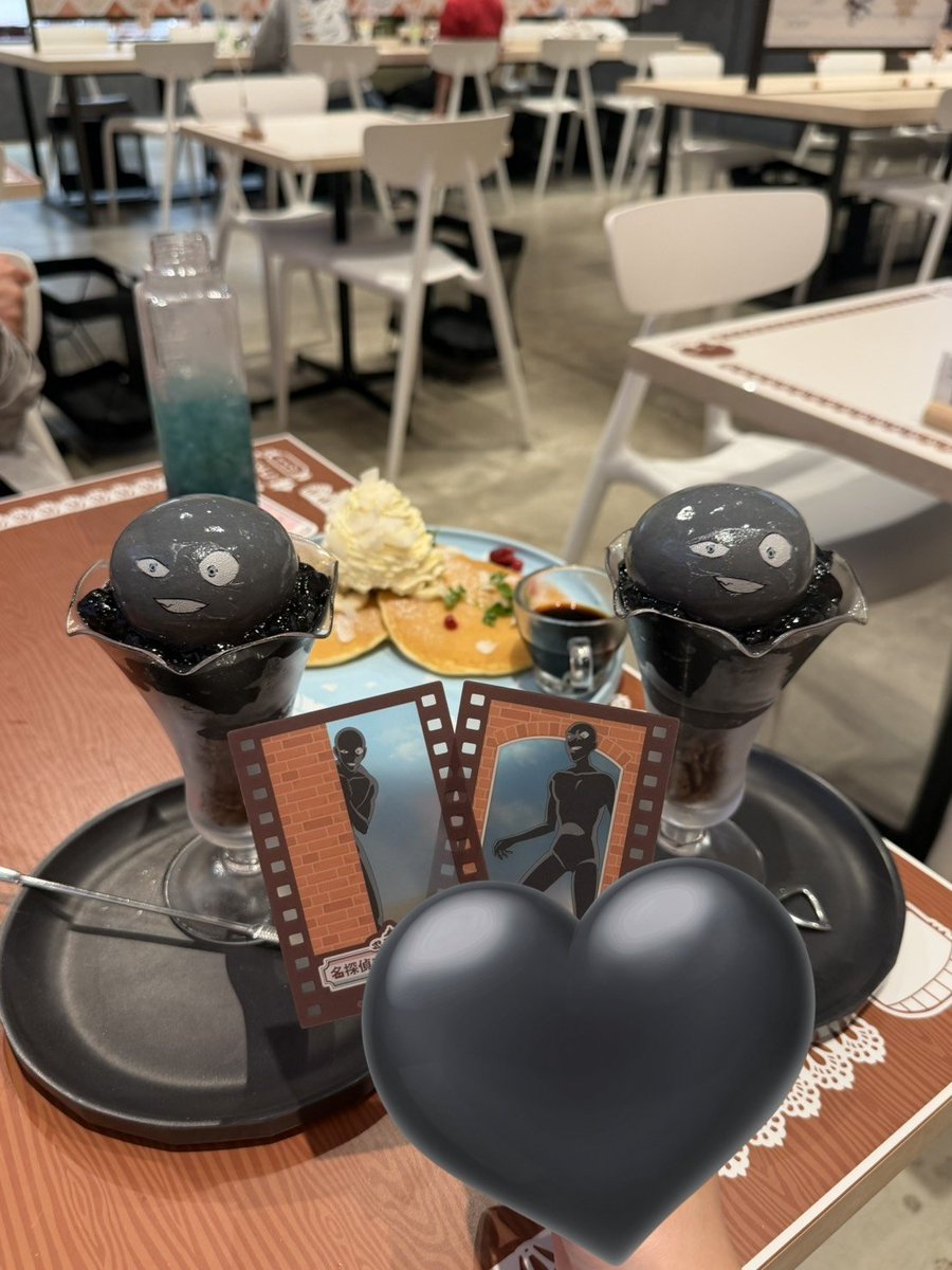 icchii0519's tweet photo. 後期のコナンカフェ行ってきた✨
アポトキシン4869で体小さくならなくてよかった🤣
犯人パフェを凶器で壊したら中から血が出てきた🫨💦 https://t.co/clAtJzafAN