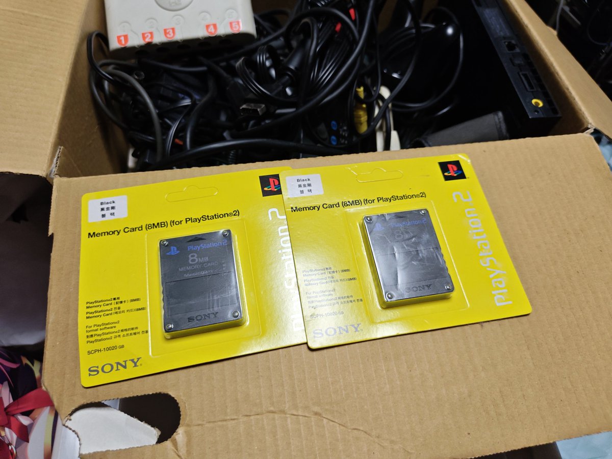dekodevice's tweet photo. ゲーム機入った箱が出てきた。PCエンジンあるけどスーパーCD-ROM2がないわ。ゲームボーイカラーはちゃんと動くな。DSはあるがアドバンスはどこにやったかな。 https://t.co/PYwN5FXzZT
