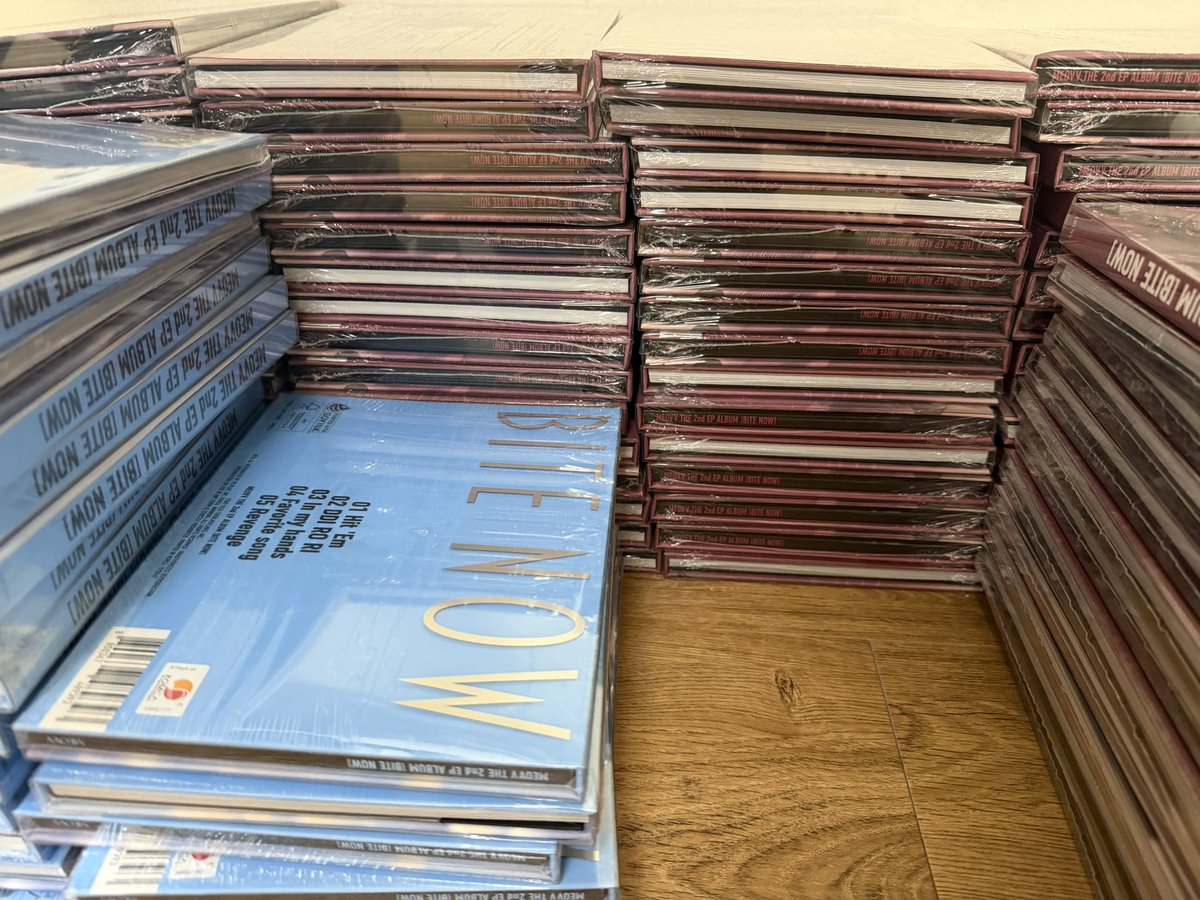 hooo_0_0's tweet photo. MEOVV 미야오 BITE NOW 포토북 미개봉 앨범 현물 양도 (수량 많음)

each 0.6 
set 1.1

미야오 PHOTOBOOK ver 포토북버전 바이트나우 드롭탑 Droptop 핸즈업 Hands up meovv narin gawon ella sooin anna 미야오 안나 나린 가원 엘라 수인 케이포타운 앨범 미개봉 EP앨범 2집 https://t.co/PYVbuXo2zX