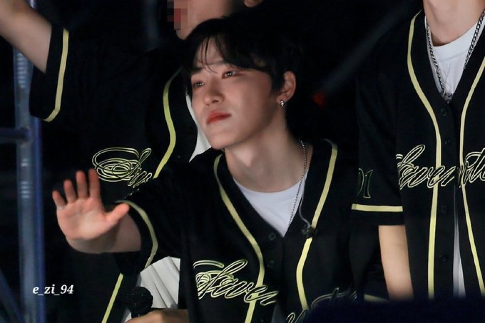0211hours's tweet photo. dino’s eyes while looking at carats while waving good bye… 😞 https://t.co/9ok3S5bYXL