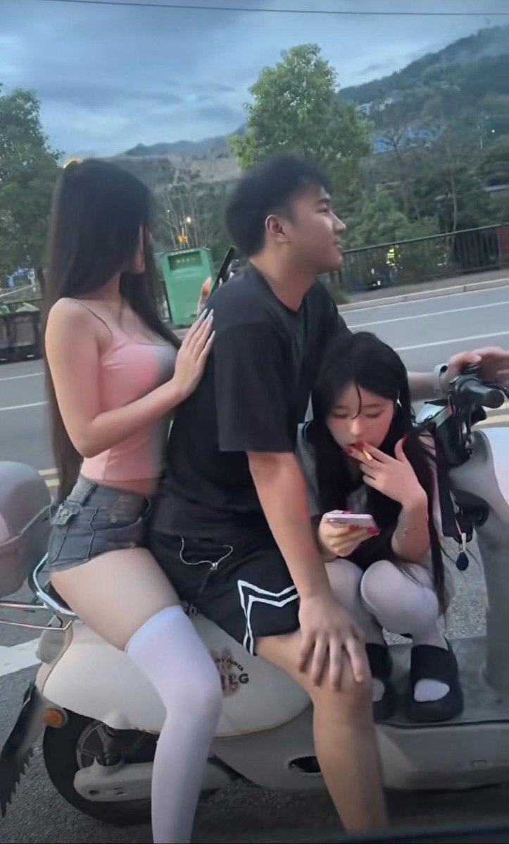 faliwubian002's tweet photo. 有些黄毛、屌丝，没钱没实力确不缺女人。本质上是人家不压制欲望，玄学叫“欲望不内闭，阳气常通，阴人自吸”阴人就是女人，说白了人家思想上放的开敢玩，普通人枷锁太多、羞耻感太多，不敢正视欲望，欲望内闭则阳气闭塞。普通人礼节太重，太正经，不善调情，死气沉沉，自然吸引桃花的能量很弱。这种欲望内闭，太正经的人不会得到女人真正的爱，即使在一起也是因为身上有好处可以捞。太正经太内敛，阳气闭塞。女人顶多发一张好人卡。#淫相学 #易学改变人生 开班授徒