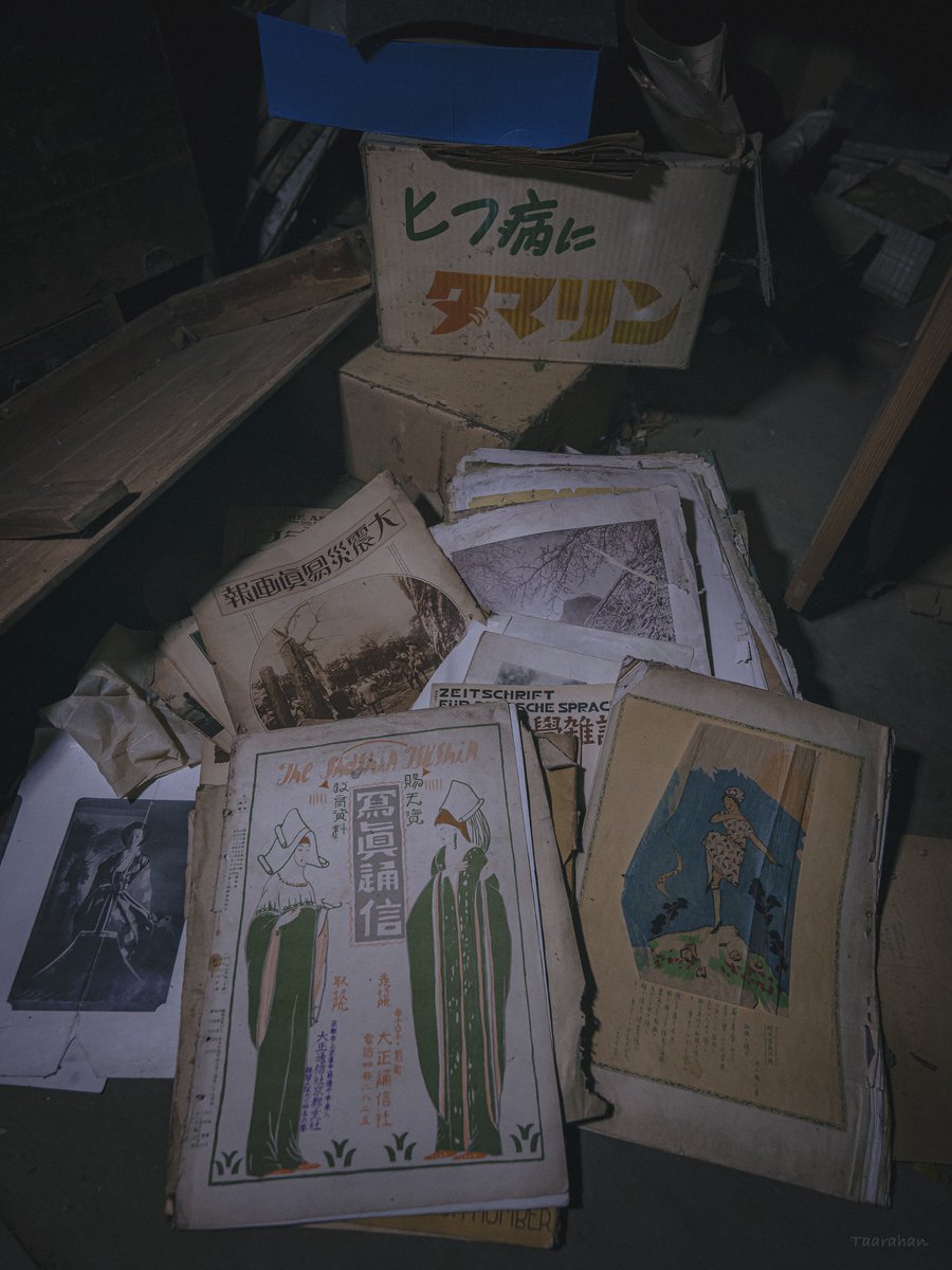 taarahan's tweet photo. 古い廃医院の書庫 https://t.co/PMfkH5W4gn
