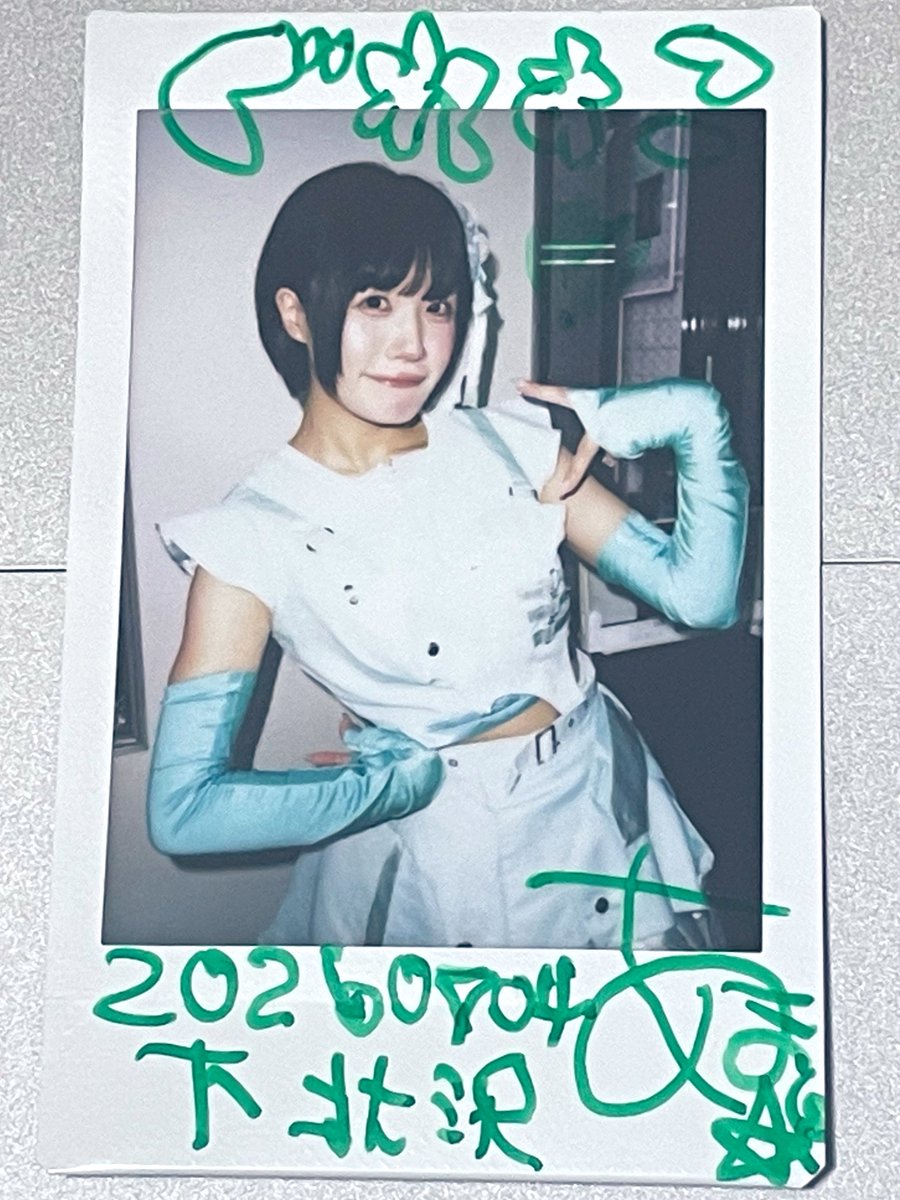 gresscor's tweet photo. 手で『7』を作ったものの、左右が逆だった、ということで、チェキへの書き込みを全て左右反転させるという驚異のスキルを発揮していらっしゃった、昨日のまし子さん🥳（左が元画像）

#CUBΣLIC https://t.co/HKUIBZKd9f