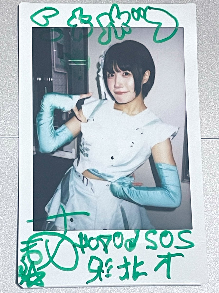 gresscor's tweet photo. 手で『7』を作ったものの、左右が逆だった、ということで、チェキへの書き込みを全て左右反転させるという驚異のスキルを発揮していらっしゃった、昨日のまし子さん🥳（左が元画像）

#CUBΣLIC https://t.co/HKUIBZKd9f