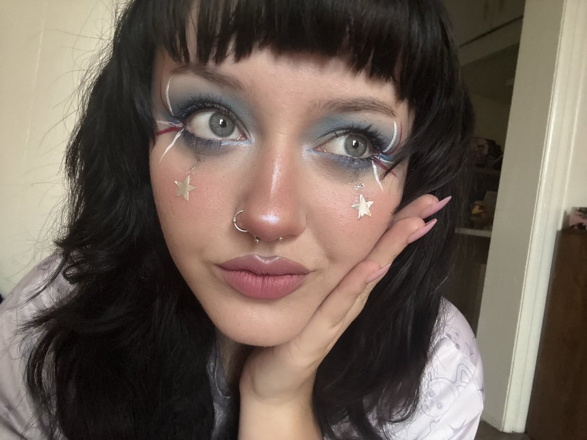 lilkittix's tweet photo. i made chocolate covered strawberries and was high all day and did cute little makeup for the holiday :3 it wasn’t a bad day hehe https://t.co/rFGikshYgq