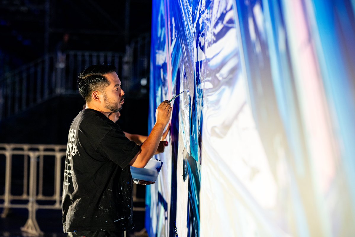XGamesJPN's tweet photo. 🎨山口歴さんによるライブペインティング実施中！

X Games Chiba 2026会場では、現代アーティスト山口歴（Meguru Yamaguchi）さんによるライブペインティングを実施中です🔥

国内大会のアートワークを初開催から5年連続で手がける山口さんが、今年もX Gamesならではの特別な空間で作品を制作。

世界最高峰のアクションスポーツと、目の前で生まれるアートのエネルギーをぜひ会場で体感してください🙌

競技の合間に、ぜひライブペインティングエリアへ！

#XGamesChiba2026
🗓️ 7/4(土)・5(日)
📍 幕張メッセ
🎫 https://t.co/AxVn2QY0jM
当日券発売中！

#XGames #XGamesJapan #XGamesChiba #山口歴 #MeguruYamaguchi #ライブペインティング