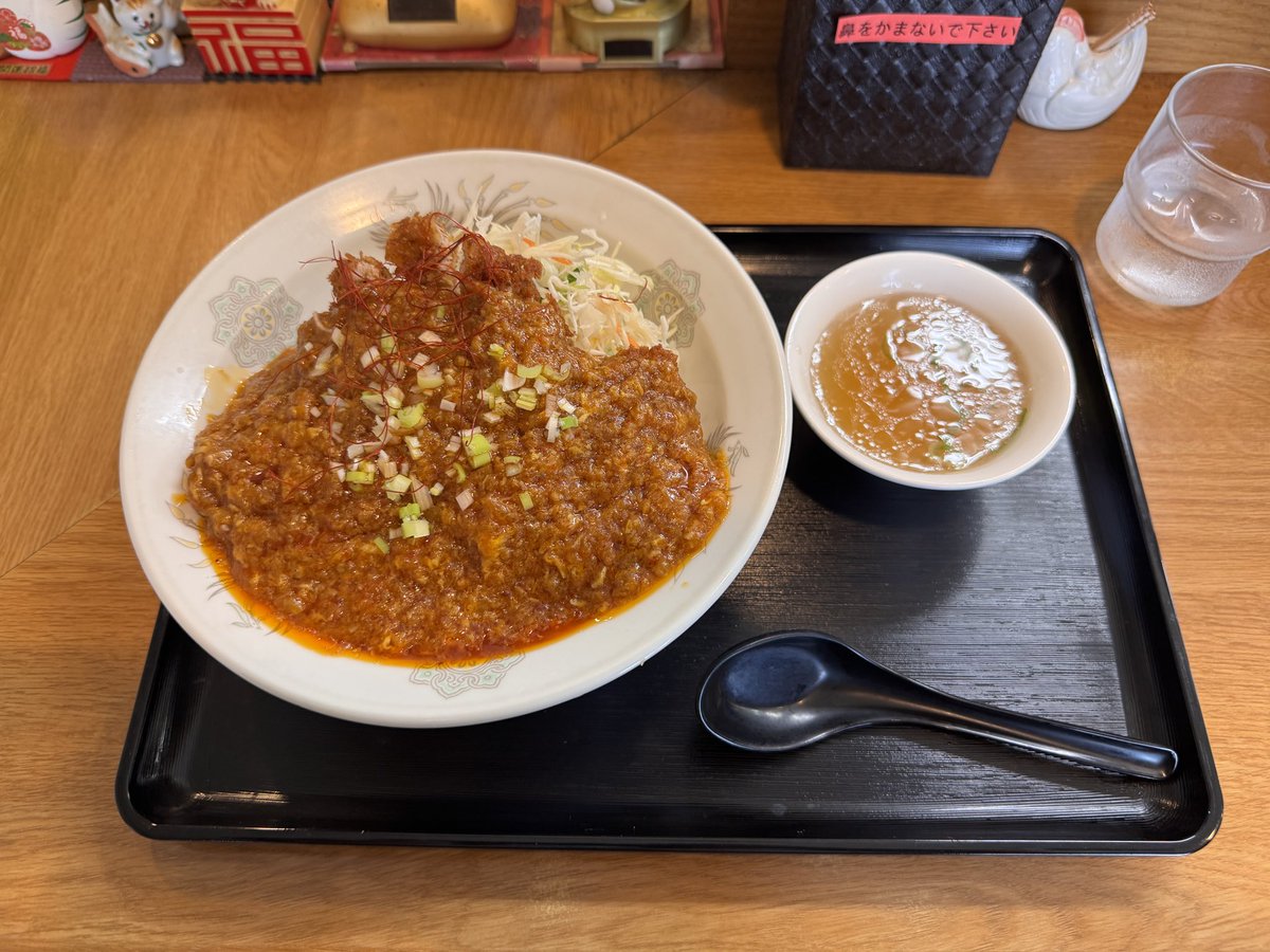 gurafu's tweet photo. 中華専門店　香林（山口県岩国市）
チリカツ丼目当てで行ったものの、7,8月限定の「チリカツカレー」が気になり注文！

チリカツ丼そのままにカレーの味を足した感じで、「今日はカレーも食べたいけど…」という気分の方に最適😆
ノーマルの酸味感は和らぐのでややモッタリとした印象だが悪くない👍🏻 https://t.co/eTK6qcChS6