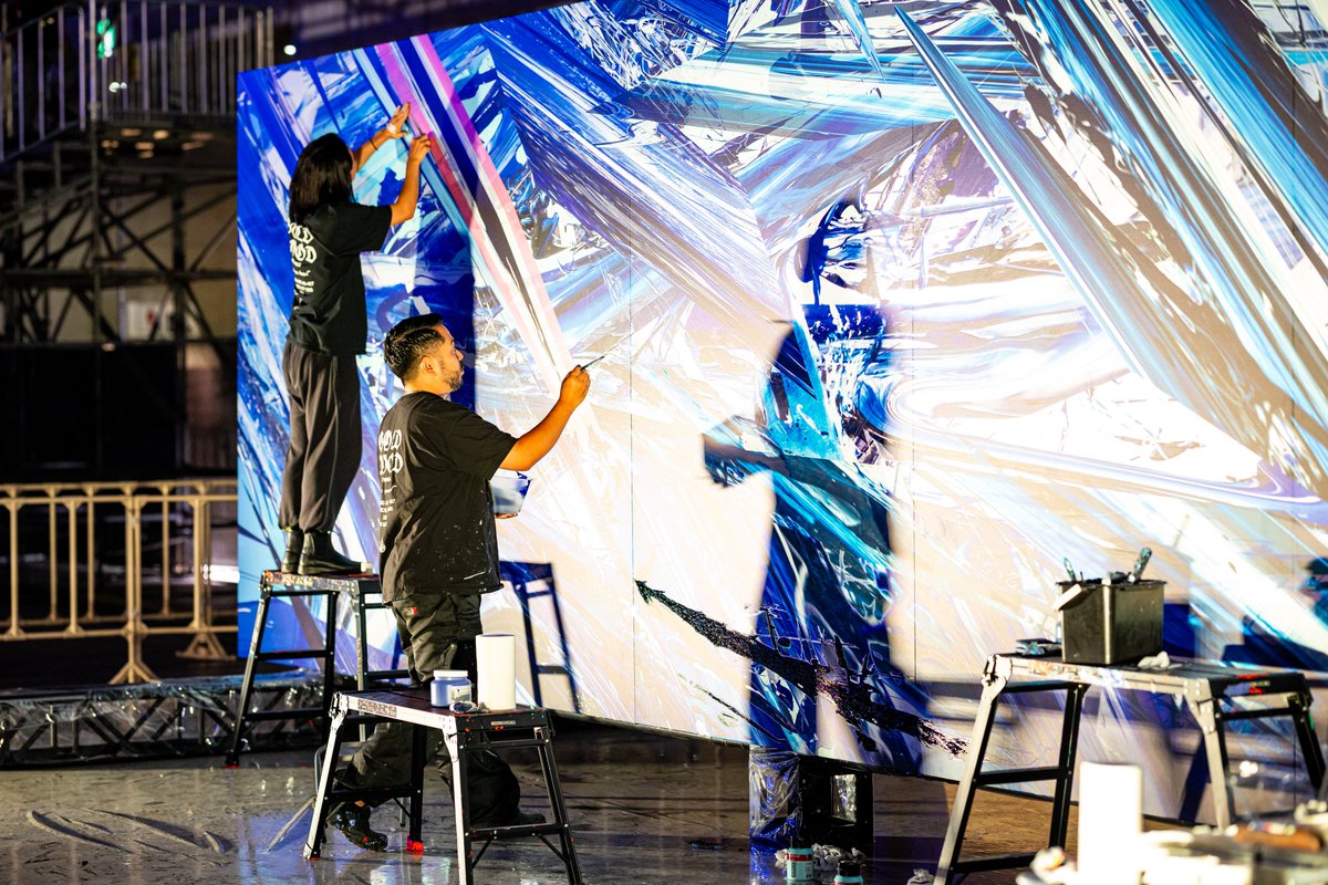 XGamesJPN's tweet photo. 🎨山口歴さんによるライブペインティング実施中！

X Games Chiba 2026会場では、現代アーティスト山口歴（Meguru Yamaguchi）さんによるライブペインティングを実施中です🔥

国内大会のアートワークを初開催から5年連続で手がける山口さんが、今年もX Gamesならではの特別な空間で作品を制作。

世界最高峰のアクションスポーツと、目の前で生まれるアートのエネルギーをぜひ会場で体感してください🙌

競技の合間に、ぜひライブペインティングエリアへ！

#XGamesChiba2026
🗓️ 7/4(土)・5(日)
📍 幕張メッセ
🎫 https://t.co/AxVn2QY0jM
当日券発売中！

#XGames #XGamesJapan #XGamesChiba #山口歴 #MeguruYamaguchi #ライブペインティング