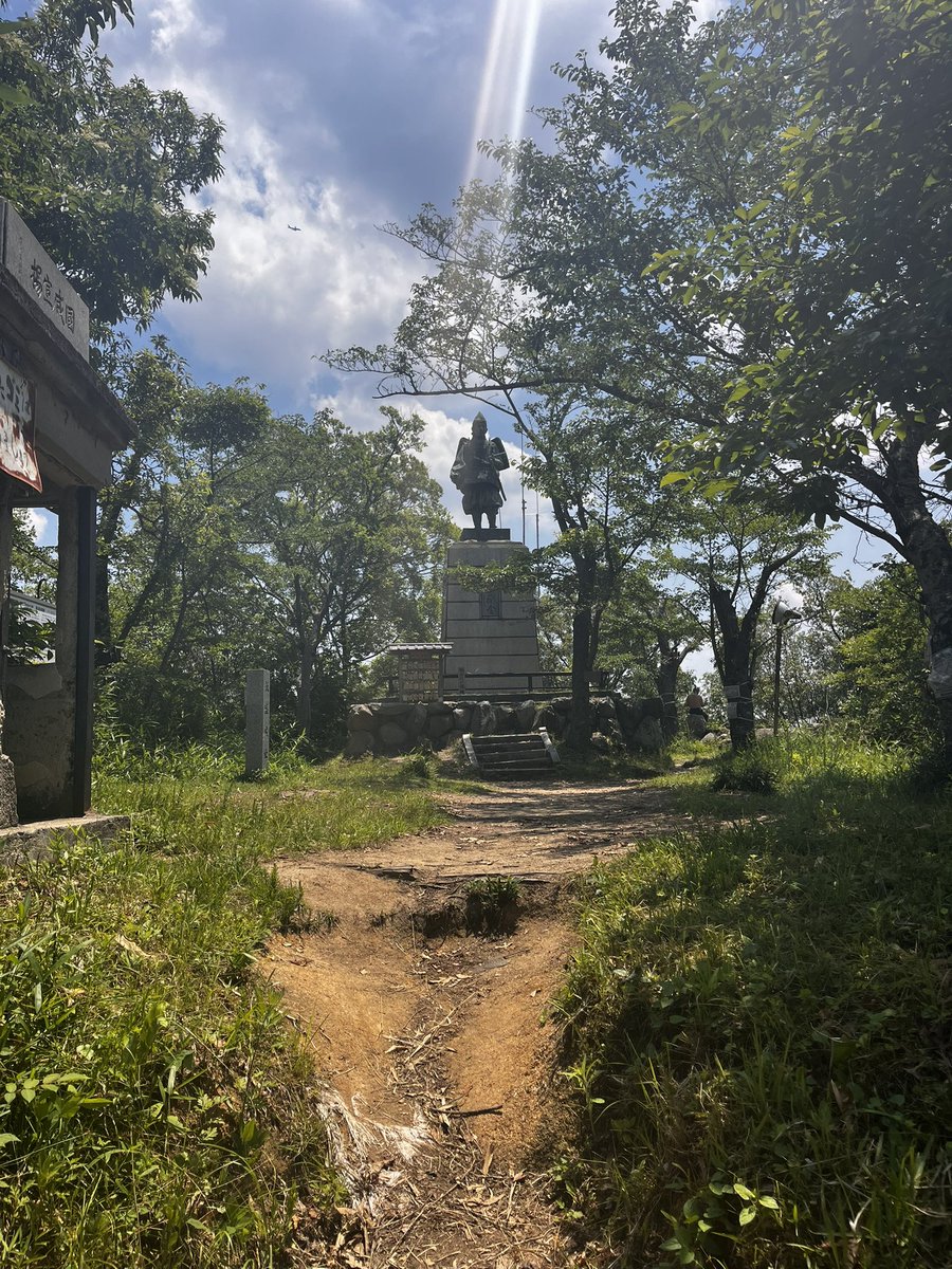 ya_ay_l's tweet photo. 生駒縦走
東大阪市枚岡からスタート
眼下に花園ラグビー場

あじさい園
生駒山系は広範囲に及び園地が整備されている

氷室の水として利用されたという室池を経由し、三好長慶 飯盛城跡
曲輪伝いに歩くと尾根を利用した大規模な山城だと思った

銅像は四條畷の合戦 楠木正行
四條畷方面に下山 https://t.co/yR0EGKNWGu