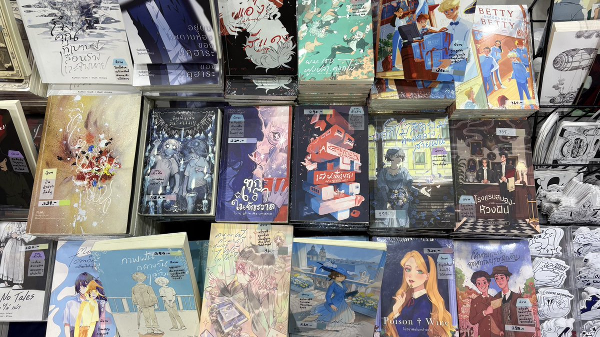 AlastairAKAmrA's tweet photo. พูดถึงหนังสือปกสวย งานคนไทยก็ไม่แพ้ใครนะ เป็นสตาฟขายงานนักเขียนอิสระมาหลายปี แอบยิ้มทุกครั้งที่คนผ่านมาตกใจว่างานคนไทยเหรอเนี่ย!? แอบฟังเวลาคนชมปกชมงานเขียนแล้วดีใจ เพราะหลายคนก็ไม่เคยเห็นเลย อยากให้ทุกคนได้รู้จักงานคนไทยเยอะ ๆ 🥺 https://t.co/hqAvNMRtHI
