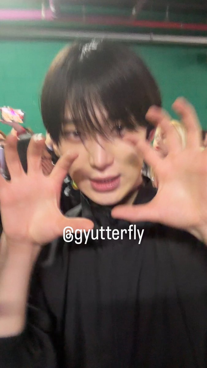 gyutterfly's tweet photo. SIM ELE POUSOU PRA MIM KIM SUNOO EU TE AMOOOOOOOOO https://t.co/XACh21sCBZ