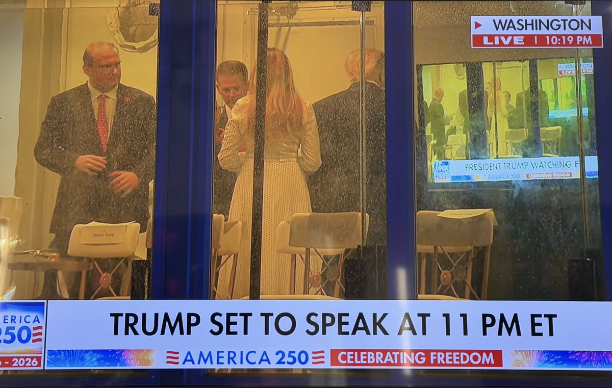 ElTrumpista's tweet photo. Trump mirando en Fox News la noticia de que Trump está mirando Fox News. https://t.co/GnftIFtF7R