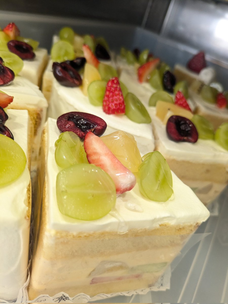 atelier_edu's tweet photo. タンブラン
季節のフルーツを使用した
バニラクリームのショートケーキ🍰
メロン🍈キウイ🥝 夏苺🍓
シャインマスカット
アメリカンチェリー🍒
５号＝4／１カット https://t.co/6yfFcPnYxu