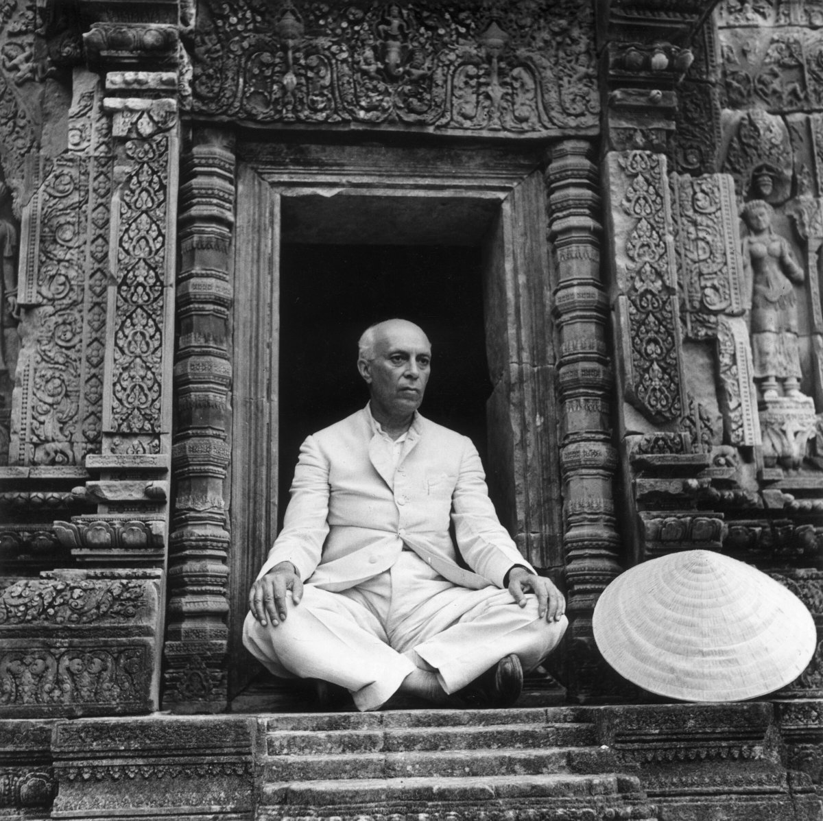 kkjourno's tweet photo. असली चौकीदार वह होता है जो न लूटता है, न लूटने देता है। हालांकि वह कभी कहता नहीं कि खाऊँगा न खाने दूंगा। करके दिखाता है।  

1950 में भारतीय विधि आयोग ने मंदिरों के धन का दुरुपयोग रोकने के लिए कानून बनाने की सिफारिश की। 

इसके बाद कांग्रेस की सरकारों ने हर बड़े मंदिर में चोरी और लूट रोकने के इंतजाम किए। देश भर में बड़े मंदिरों की देखरेख के लिए कानून बने। 

पंडित नेहरू के समय 1955 में जगन्नाथ पुरी मंदिर एक्ट बना। 

इंदिरा गांधी ने 1983 में श्री काशी विश्वनाथ मंदिर एक्ट बनाया ताकि सारी देखरेख सरकार के अधिकारी करें। 

राजीव गांधी ने 1988 में श्री माता वैष्णो देवी मंदिर एक्ट बनाया 

कानून की वजह से हर पदाधिकारी बंधा होता है। लूट नहीं मचा सकता। 

जिस मंदिर को मोदी ने हजार साल की एकमात्र उपलब्धि घोषित किया उसमें अपने लोग क्यों बिठाए? उस मंदिर को संघियों की निजी संपत्ति क्यों बना दिया? उसके लिए कोई एक्ट बनाकर बाकायदा पारदर्शी व्यवस्था क्यों नहीं बनाई? 

क्योंकि शुरुआत से ही मन में चोर था। चंपत राय, अनिल मिश्रा, गोपाल राव और गोविंद गिरि जैसे लोगों को मनमानी करने की व्यवस्था क्यों बनाई जबकि यह पता था कि वहां जनता मंदिर बनने से पहले ही अकूत धन दान में दे रही थी? 

इन्होंने जानबूझकर राम मंदिर को लूट का अड्डा बनाया। अगर मन में चोर नहीं था तो ट्रस्ट को RTI के दायरे से बाहर क्यों रखा गया है? सार्वजनिक आस्था और सार्वजनिक संपत्ति में तो ज्यादा पारदर्शिता होनी चाहिए। 

सार संक्षेप यह है कि राम मंदिर को पूरी योजना के साथ, सुनियोजित संगठित ढंग से लूटा गया है, जिसमें मोदी सरकार और संघ की पूरी संलिप्तता है। 

राम मंदिर की लूट से आप समझ गए होंगे कि पिछले कई दशक से RSS मंदिरों पर सरकारों की नियंत्रण का विरोध क्यों करता रहा है? इनका पुराना सपना था कि मंदिर सरकारों की नियंत्रण से बाहर हों तो हम खुलकर के लूटें और अपने बड़े बड़े महल, दफ्तर वगैरह बनवाएं। वही हुआ है। 

पांच सात साल में देश भर में सैकड़ों गगनचुम्बी फाइव स्टार दफ्तर कहां से बने हैं?
