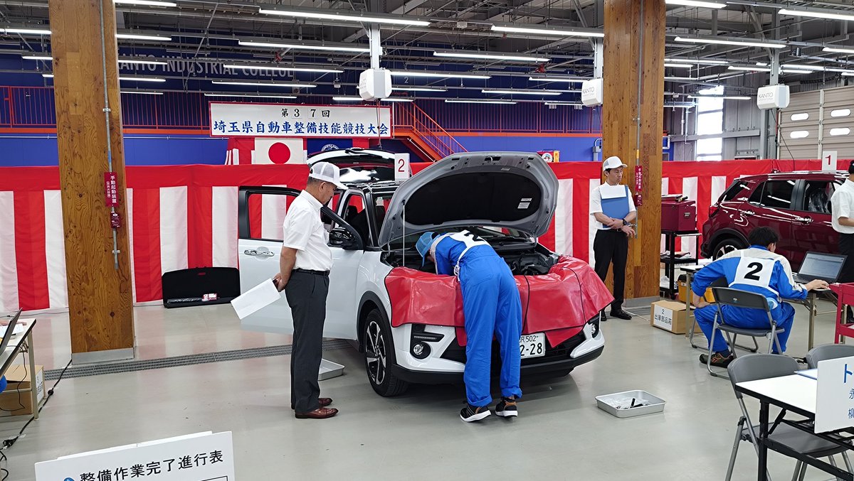 tosai_pr's tweet photo. 🔧✨埼玉自動車整備技能競技大会に参加しました✨

本日、トーサイは「埼玉自動車整備技能競技大会」に参加いたしました。

大会では、日頃の整備業務で培った知識・技術・判断力を発揮し、当社メカニックが真剣な表情で競技に挑みました。

限られた時間の中で正確さとスピードが求められる競技において、最後まで集中力を切らさず健闘しました。

今回の経験を通じて、改めて整備技術の大切さを実感するとともに、今後のさらなる技術向上につなげてまいります。

トーサイはこれからも、お客様の大切なお車を安心してお任せいただけるよう、技術力とまごころを大切に、安心・安全なカーライフをサポートしてまいります🚗🔧

ご参加された皆さま、関係者の皆さま、本日はありがとうございました。

#トーサイ
#自動車整備
#整備士
#埼玉自動車整備技能競技大会
#メカニック
#健闘しました
#技術向上
#安心安全
#カーライフサポート
#車検整備